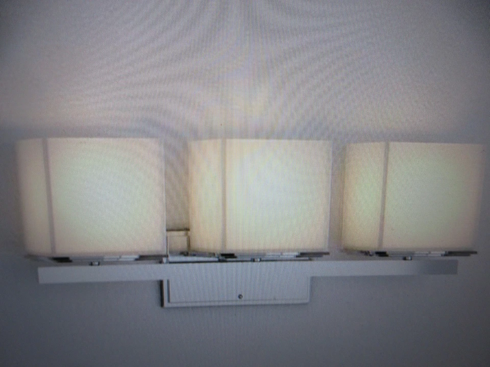 Satco Bento 22 дюйма 3-ламповый полированный хромированный светильник для туалетного столика с атласным белым абажуром - Изображение 4 из 4