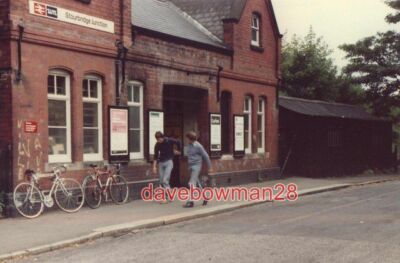 FOTO STOURBRIDGE KREUZUNG BAHNHOF BLICK VON STRAßENEBENE DES EINGANGS ZUR STATION