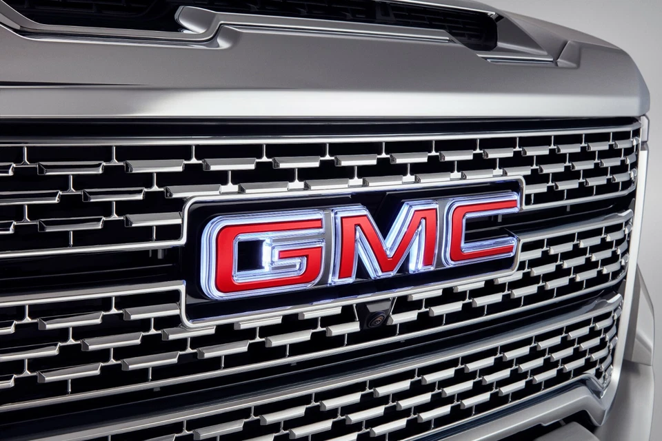 GMC Sierra 2020-2021 parrilla delantera emblema iluminado 86537574 rojo OEM GM Foto 2 de 4