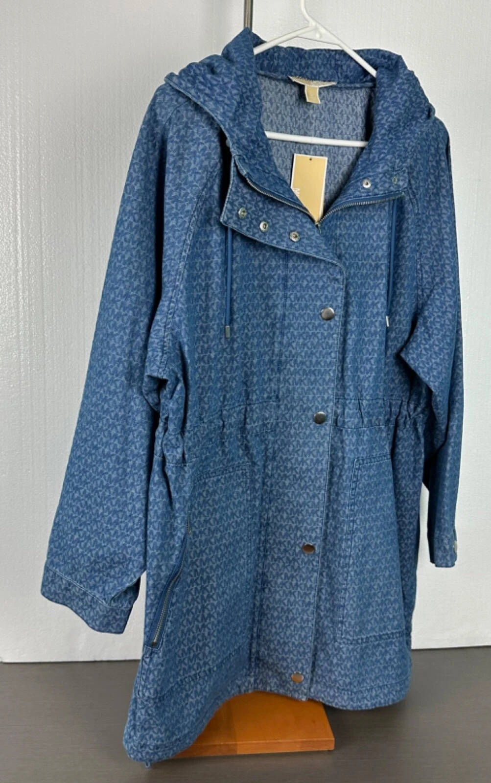 Giacca con cappuccio Michael Kors donna logo denim blu crepuscolare lavaggio anorak media nuova con etichetta