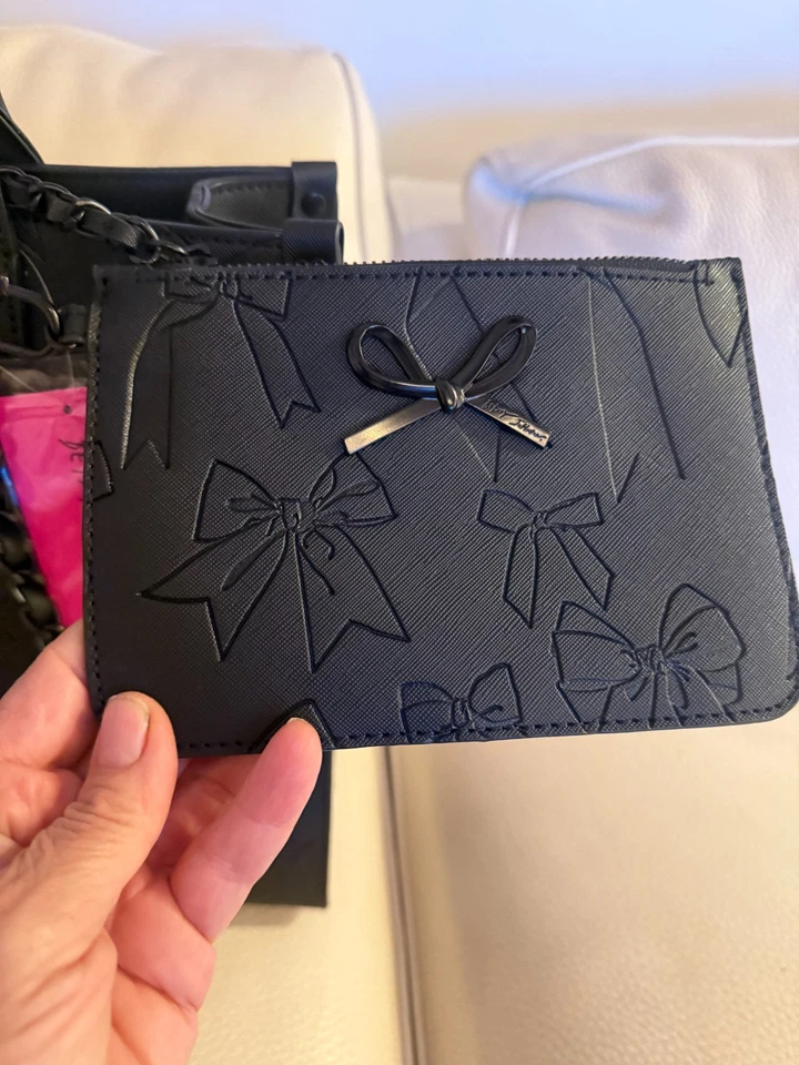 Bolso de Mano Grande Betsey Johnson XOKIARA2 Negro Arcos con Muñequera Nuevo con Etiquetas Foto 3 de 4