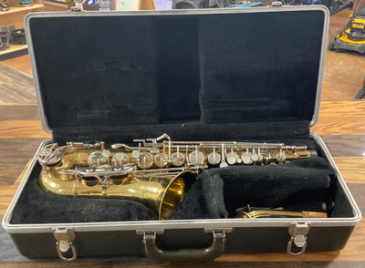 BUNDY II ALTO SAXOPHONE BY THE SELMER COMPANY (Damaged Case AS IS)