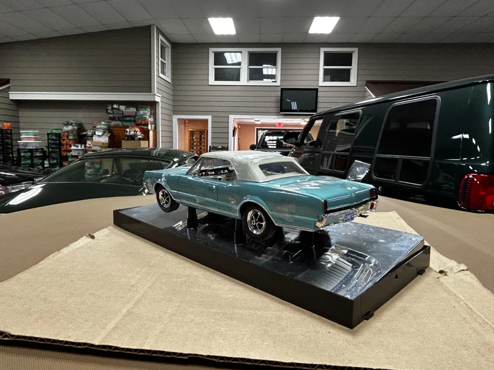 Автомобиль-трансформер Highway 61 Collectibles 1967 Oldsmobile 442 модель масштаб 1:18 - Изображение 3 из 4