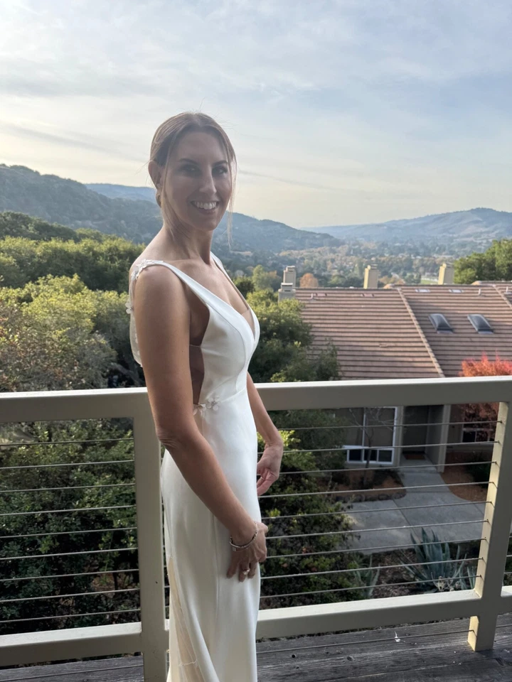 Alexandra Grecco Stevie Wedding Gown, 100% Silk, Stunning In Any Setting! $425 - Image 2 of 4