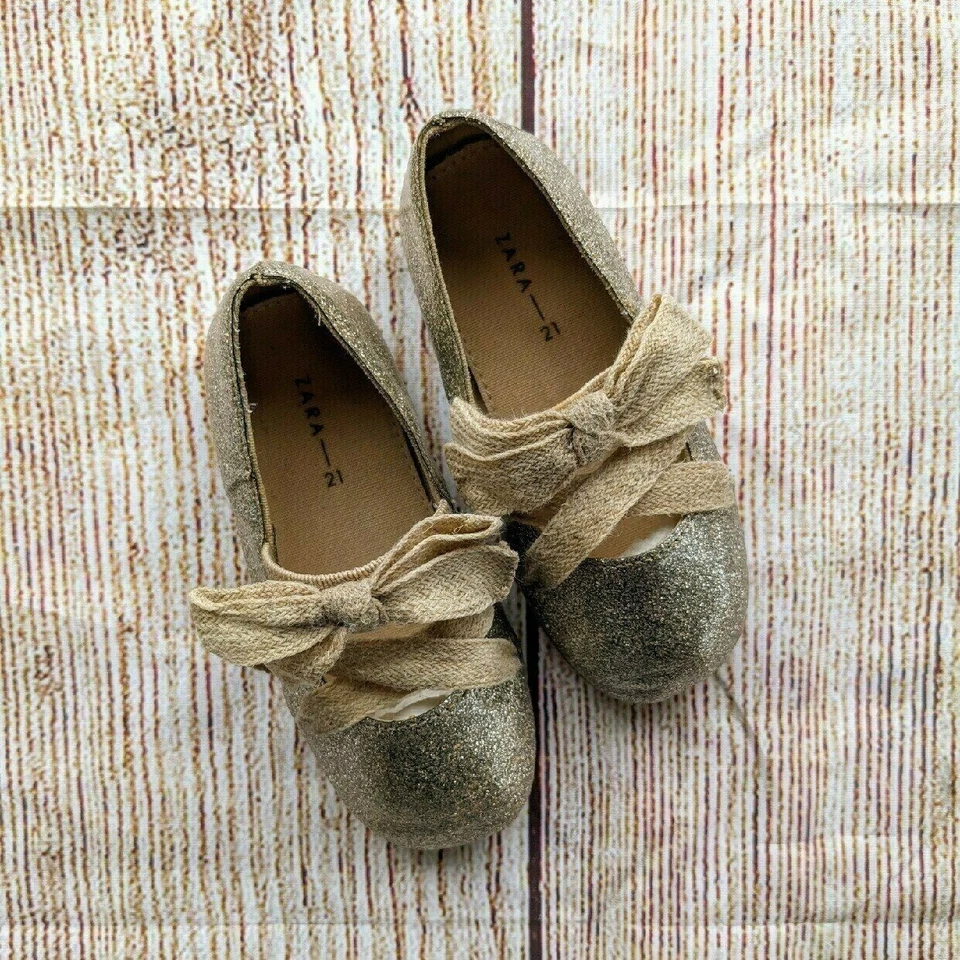 Zapatos Zara dorados brillantes Foto 2 de 4