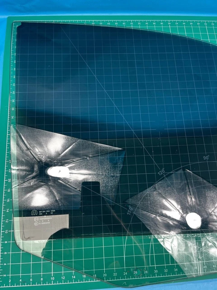 DODGE GRAND CARAVAN 2011-2020 3.6L FRONT RIGHT PASSENGER SIDE DOOR WINDOW GLASS - Image 2 of 4