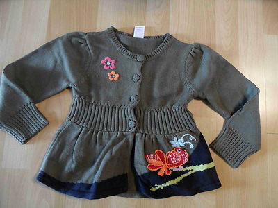 CAKEWALK wunderschöne Strickjacke khaki mit Stickereien Gr. 104 o. 116 NEU ST116