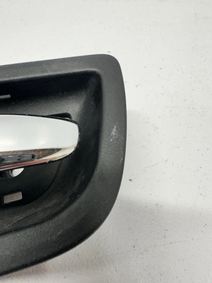 Cargador Dodge 2011-2023 interior trasero izquierdo manija de puerta interior OEM B24 Foto 4 de 4