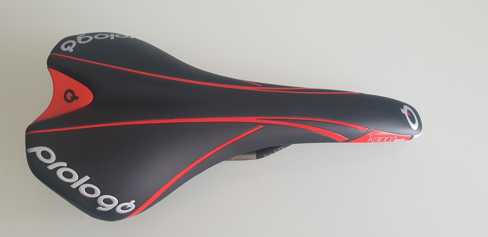 Selle vélo Prologo Kappa Evo noire et rouge aux finitions de qualité
