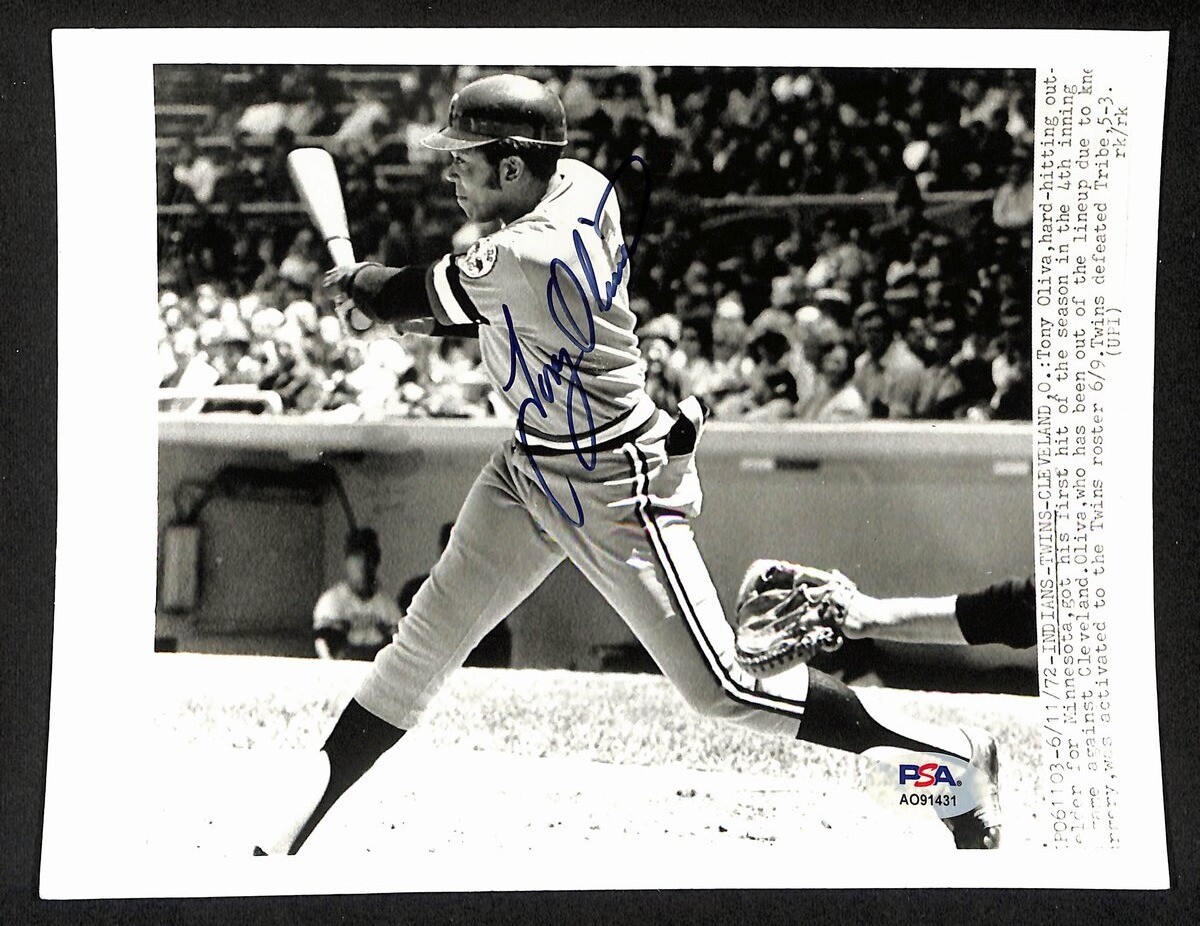 Tony Oliva HOF Signed/Auto Vintage 1972 9x7 Wire/Press Photo Twins PSA 194444 