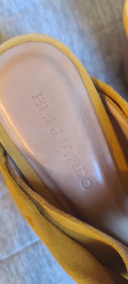Zapatos para mujer Bernardo de gamuza mostaza nudo mulas sin cordones punta talla 6,5 Foto 4 de 4