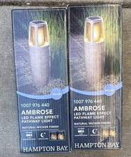 Lote de 2 bolardos de llama parpadeantes solares de mimbre natural Hampton Bay Ambrose nuevos