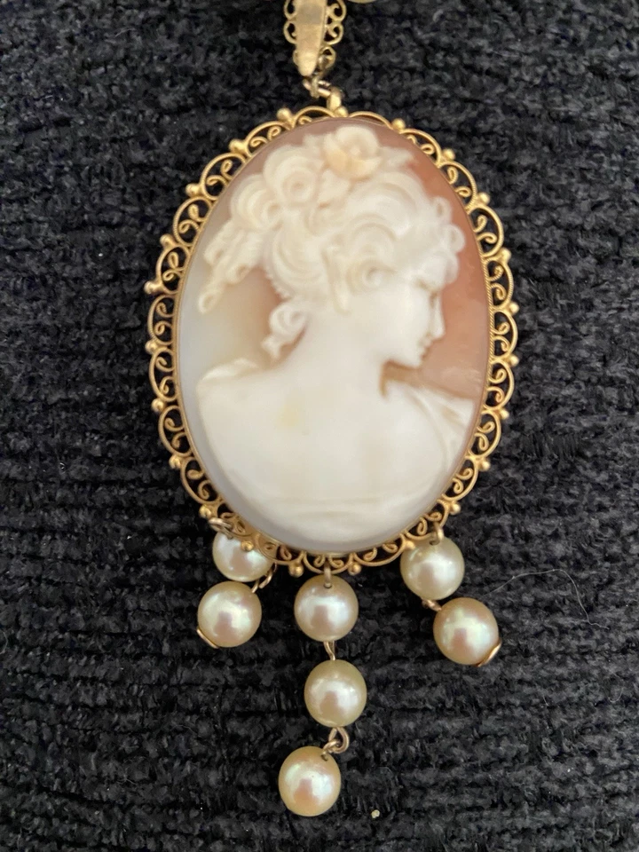 Collar de perlas Mallorca filigrana dorada con un colgante camafeo genuino grande