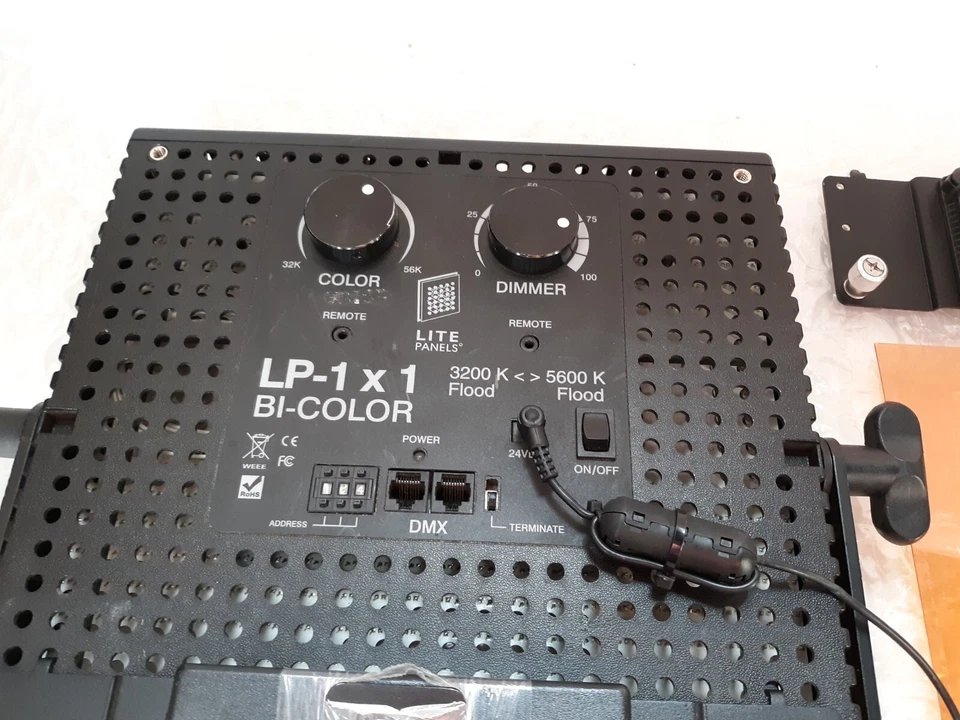 Litepanels LP-1x1 Bicolor 3200K-5600K Flood con Adaptador de CA + Batería *PROBADO* Foto 2 de 4