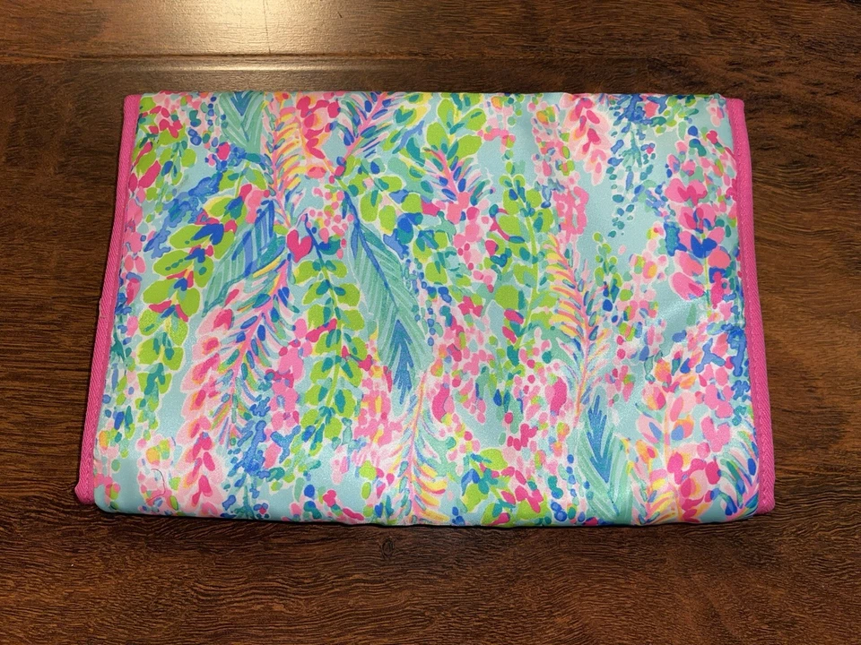 Lilly Pulitzer CATCH THE WAVE ORGANIZADOR COLGANTE COSMÉTICO DE VIAJE Estuche Plegable GWP Foto 2 de 4