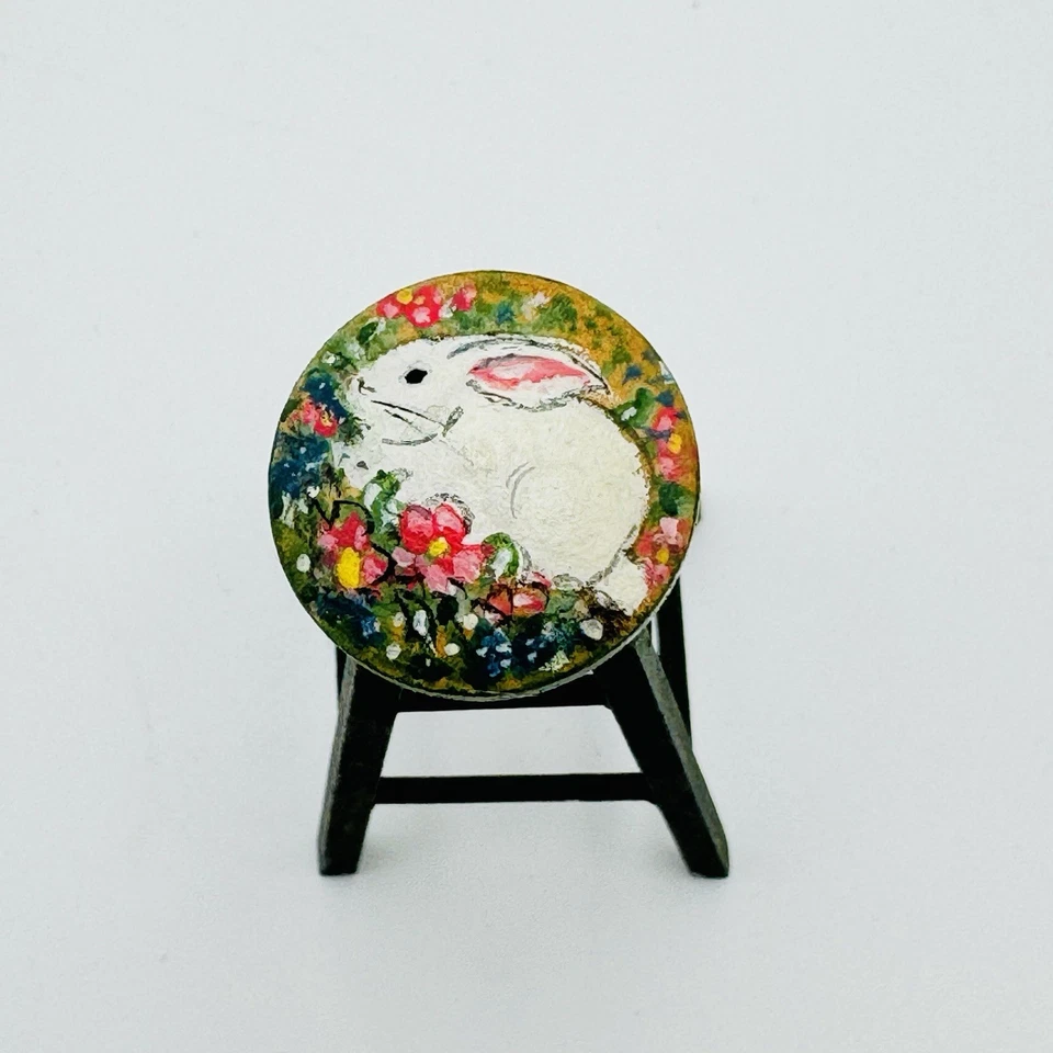 Taburete de madera pintado a mano artesanal miniatura para casa de muñecas 1:12 FIRMADO conejito conejo Foto 3 de 4