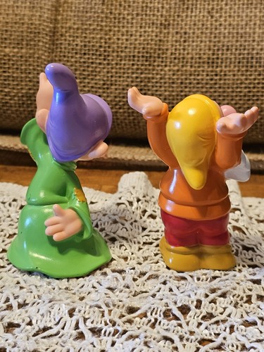 2 DISNEY Snow White SEVEN 7 DWARFS Figure DOPEY/SNEEZY PVC Figurine Vintage Toy - Picture 2 of 8