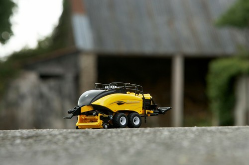 Britains 43266 New Holland Big Square Baler Plus 1:32 scale model toy balers - Picture 2 of 19