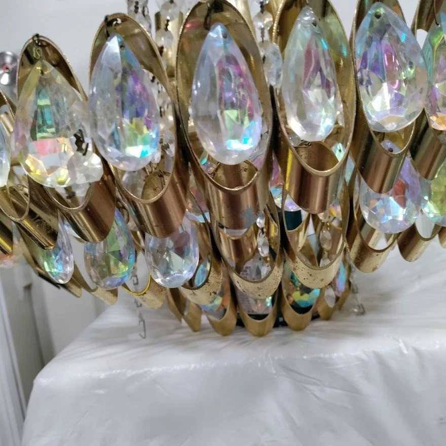 Lámpara de araña vintage de latón cristal prisma diseño lágrima iridiscente montaje en techo  Foto 2 de 4