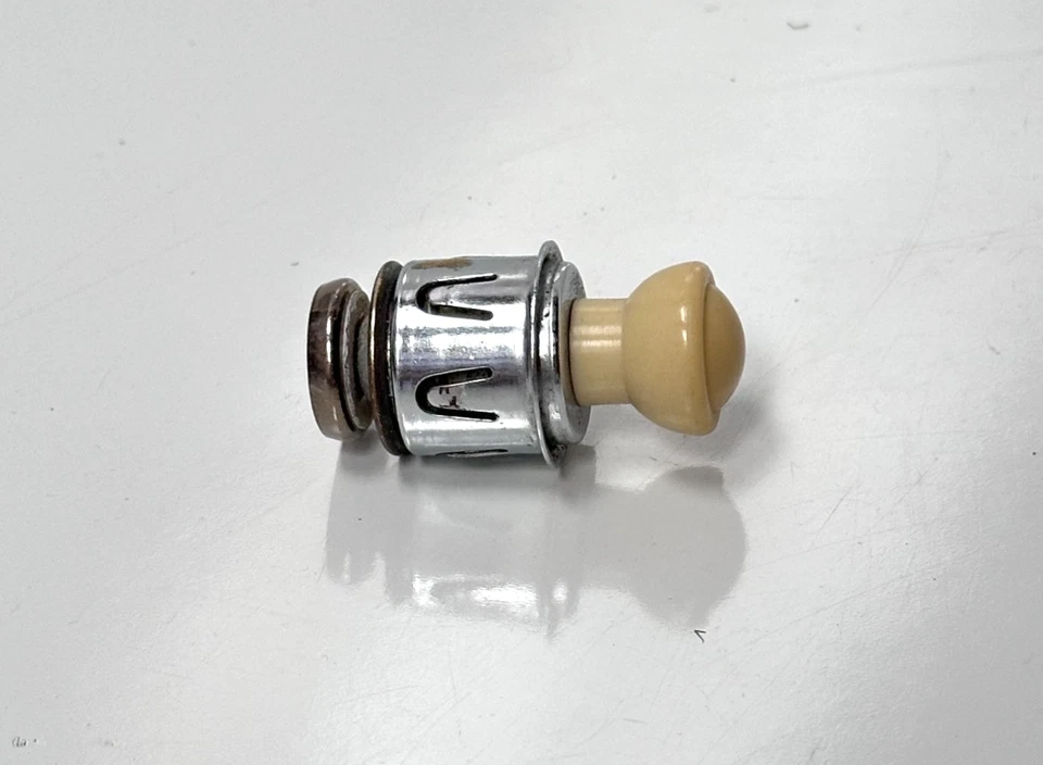 Lincoln Capri 1954-1955 nuevo encendedor de cigarrillos original FoMoCo ¡Envío rápido! Foto 4 de 4