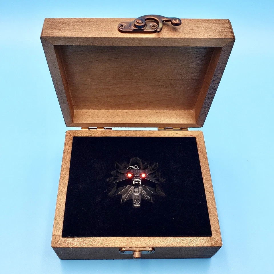 The Witcher III Geralt Wolf Medallion LED Eyes Pendent Necklace in Wooden Box - Image 2 of 4