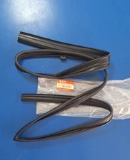 SUZUKI GRAND VITARA 1999-2005 OEM FRONT RIGHT RUN CHANNEL 83660-67D00-000