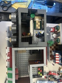 LEGO Creator Expert Pet Shop (10218) Near Complete With Instructions and minifgs
