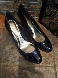 navy round toe pumps