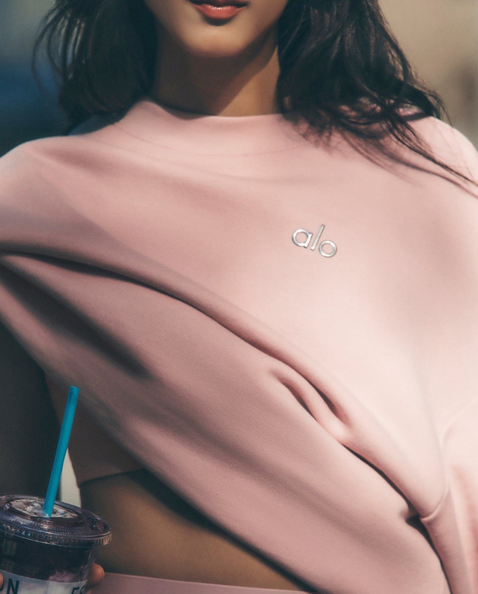 ALO Yoga Women's Accolade Crew Neck Pullover in Pink Quartz XS