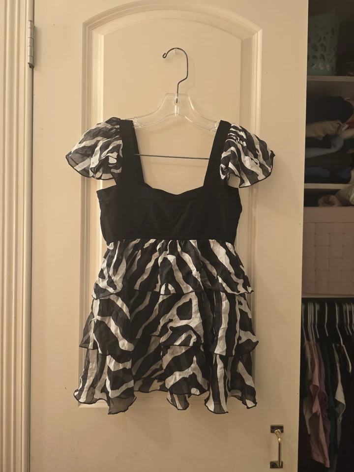 Blusa con Volantes Y2k Bebe Talla Pequeña Negra y Blanca  Foto 3 de 4