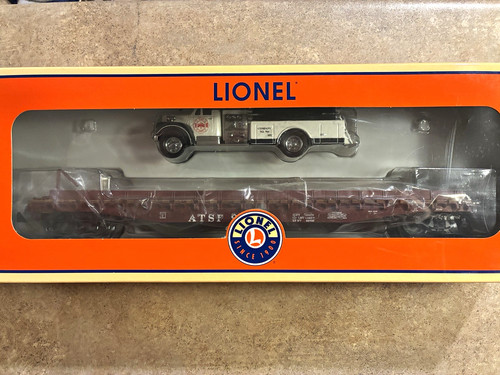 Coche plano Lionel calibre O 3 rieles Santa Fe 50' con camión de bomberos fundido a presión #91090 | Condition: Used