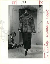 1985 Press Photo Karl Lagerfeld's rose plaid tweet jacket and big cuffs & collar