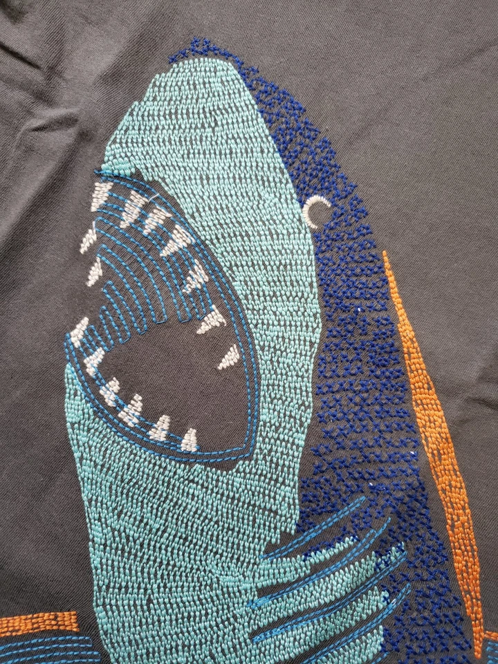 Mini Boden NUEVA Camiseta Niño Gris Subacuático Superstitch Tiburón 2-3, 3-4, 11-12 Y Foto 2 de 2