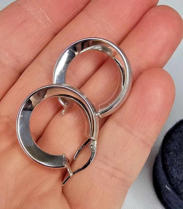 Pendientes de aro vintage de tubo acanalado con textura de oro blanco de 14K Milor Italia 1" Foto 4 de 4