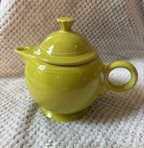 Vintage Fiesta Ware Teapot w/ Lid Homer Laughlin Chartreuse Green 7.25"