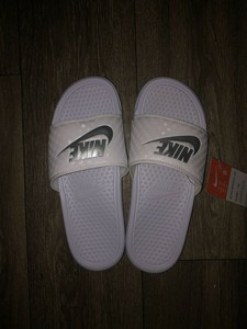 white nike slides size 6