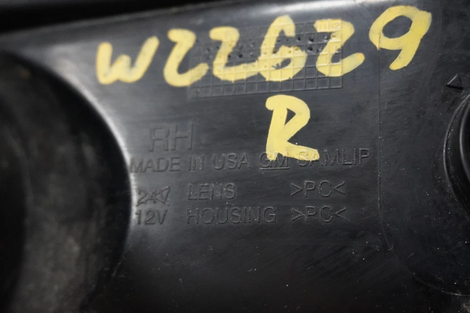 09 10 11 12 Chevy Traverse lado derecho pasajero antiniebla lámpara OEM 20794798 Foto 3 de 4