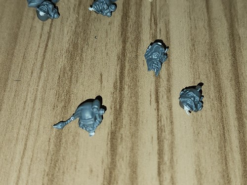 Warhammer 40k Miniatures Space Wolves Scouts Heads Bits Lot, F129 - Picture 3 of 4