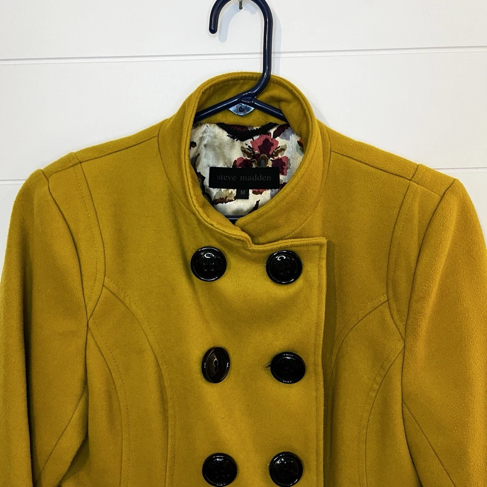 Женская куртка Steve Madden Peacoat средний размер на пуговицах горчичный желтый опрятный цвет - Изображение 2 из 4