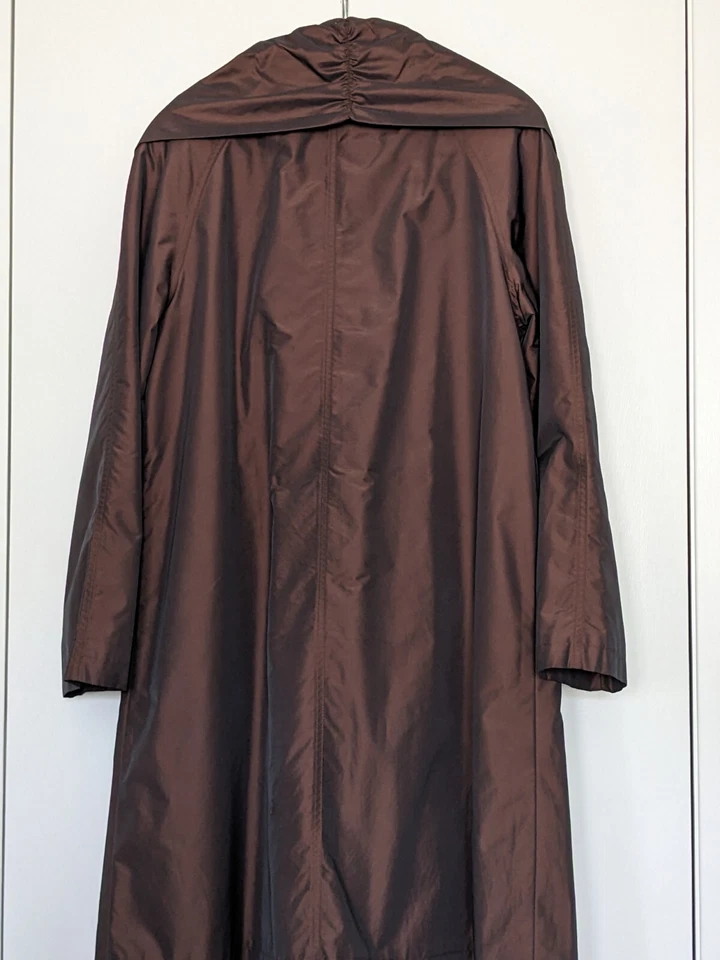 Capa de chuva feminina na cor marrom e forro. - Imagem 2 de 4