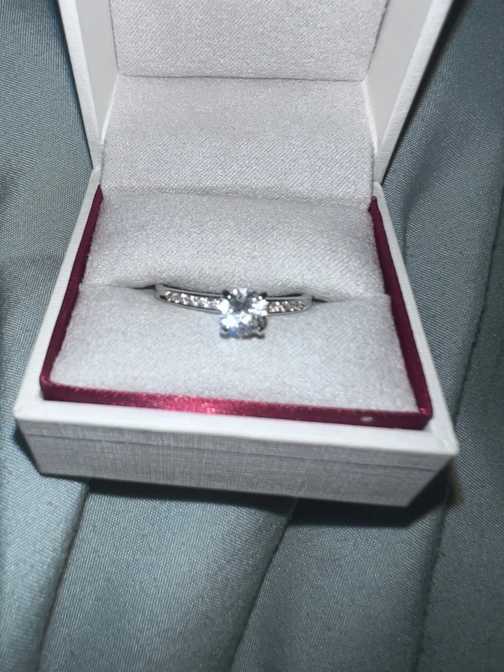 14k白金、钻石和白色安全订婚戒指 — 第 2/3 张图片