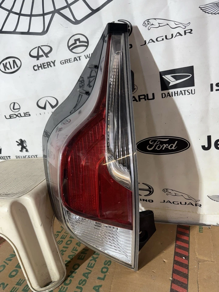 15-17 丰田普锐斯 C 左驾驶员侧尾灯 原始设备制造商 — 第 3/4 张图片