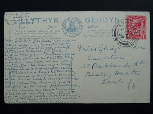 Cymru Anglesey RAILWAY PORTER & TOURIST (1) Llanfairpwllgwyn..gogogoch c1922 PC - Foto 2 di 2