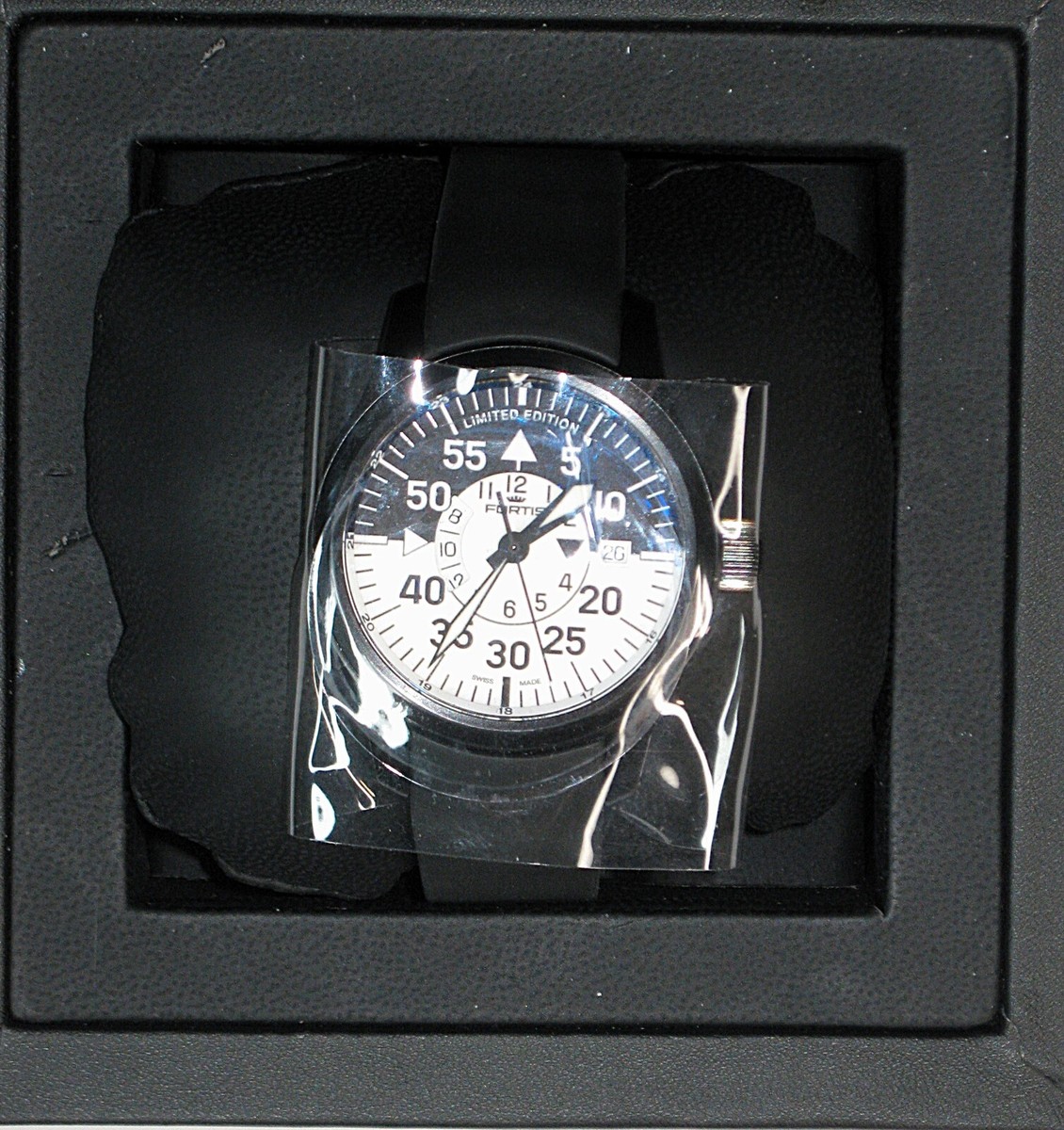 LE Fortis B-42 Flieger Cockpit GMT Watch Black White Dial 672.18