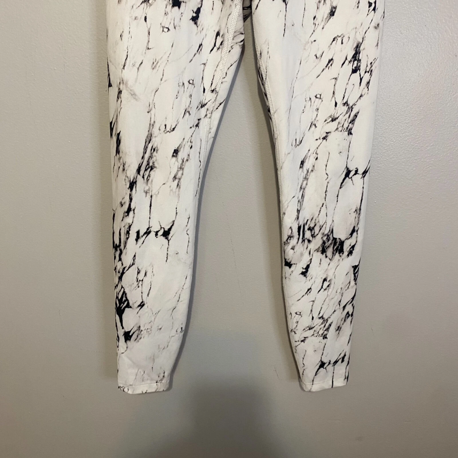 beyond-yoga olympus high-waisted marble print athletic leggings