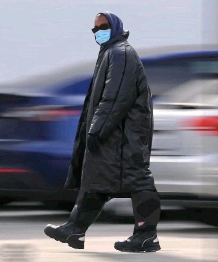 Size M - Long Round Jacket In Black Yeezy GAP ENGINEERED BY
