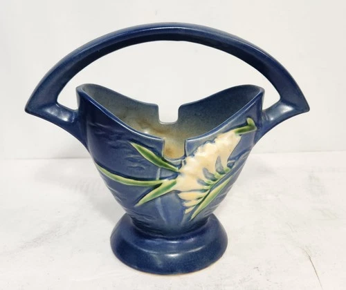 Roseville Freesia 390-7 Blue Matte Basket Vase 7¼″ Arch Handle 1940s Vintage