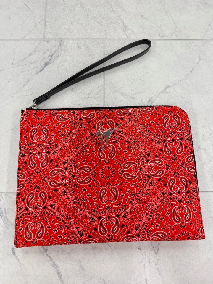 Nuevo en caja $895 Bolso sin asas Giuseppe Zanotti unisex Fabian seda y cuero estampado cachemir Foto 2 de 4