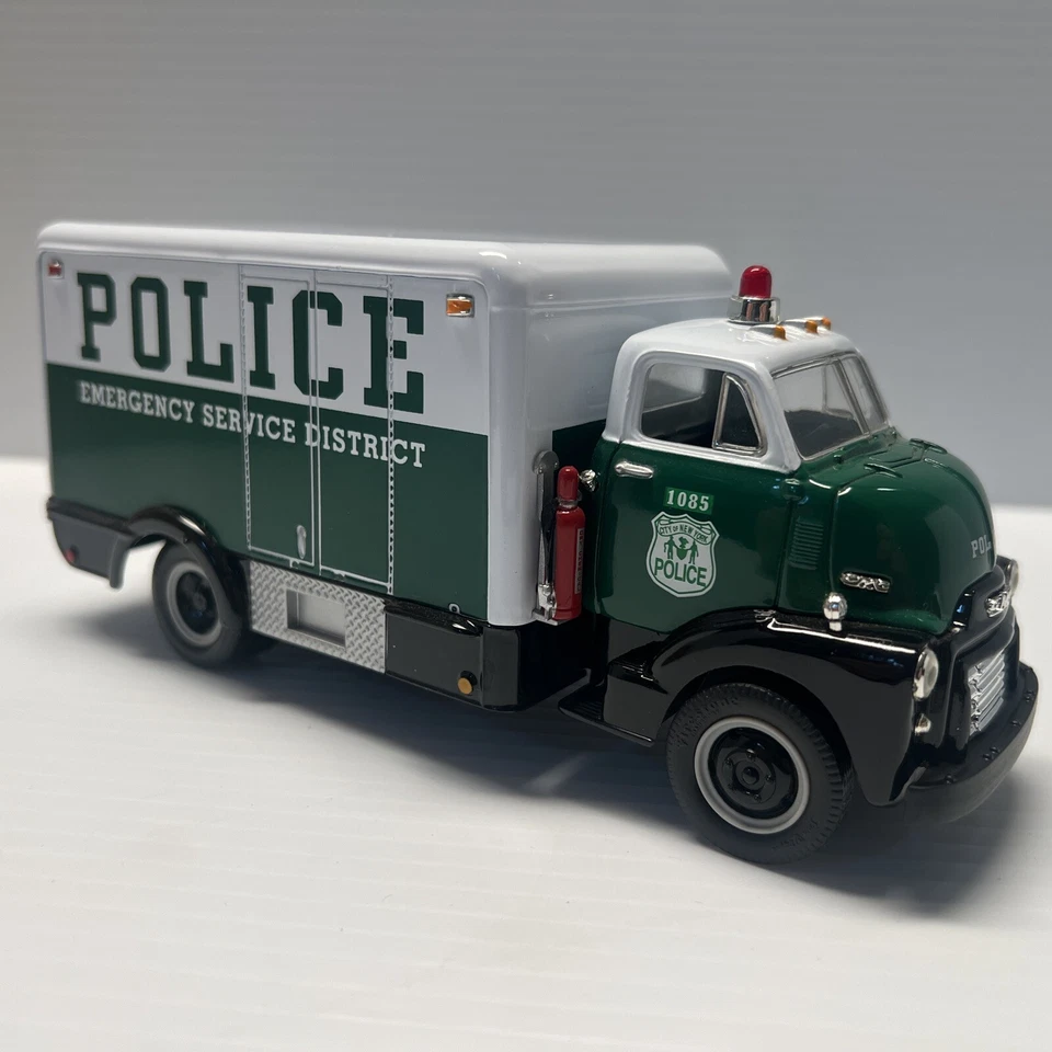First Gear 1952 GMC Rescue Van "City of N.Y. PoIice"  NIB 1:34 19-2190 - Image 4 of 4