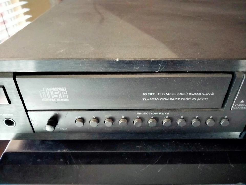 Vintage Carver LT-3220 Dual A/D CD Player 1989 Made In Japan for parts or repair - Image 3 of 4